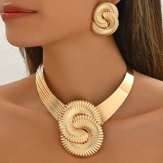 Parure di collana a torsione geometrica e orecchini a cerchio in lega di zinco con galvanoplastica da donna