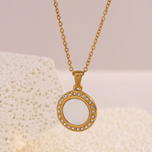 Elegante collar de acero inoxidable chapado en oro de 18 quilates con dije de concha y pedrería geométrica para mujer