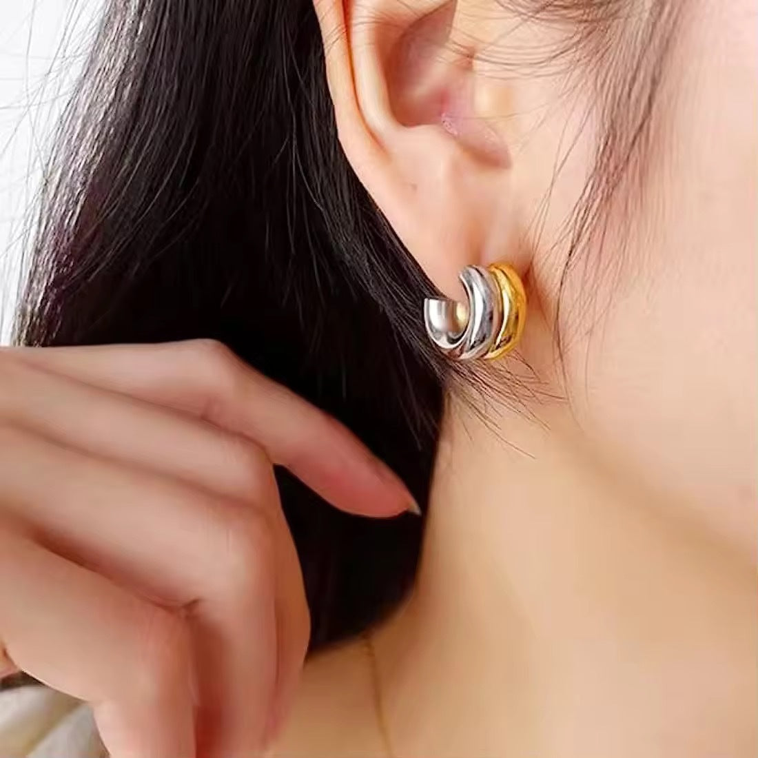 Orecchini a perno geometrici minimalisti in acciaio inossidabile con placcatura in oro 18 carati, design curvo semicircolare a forma di C a doppio strato da donna