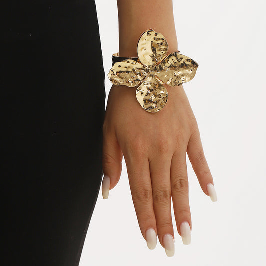 Bracciale rigido aperto geometrico in stile vintage con motivo floreale, base in ferro con finitura galvanica