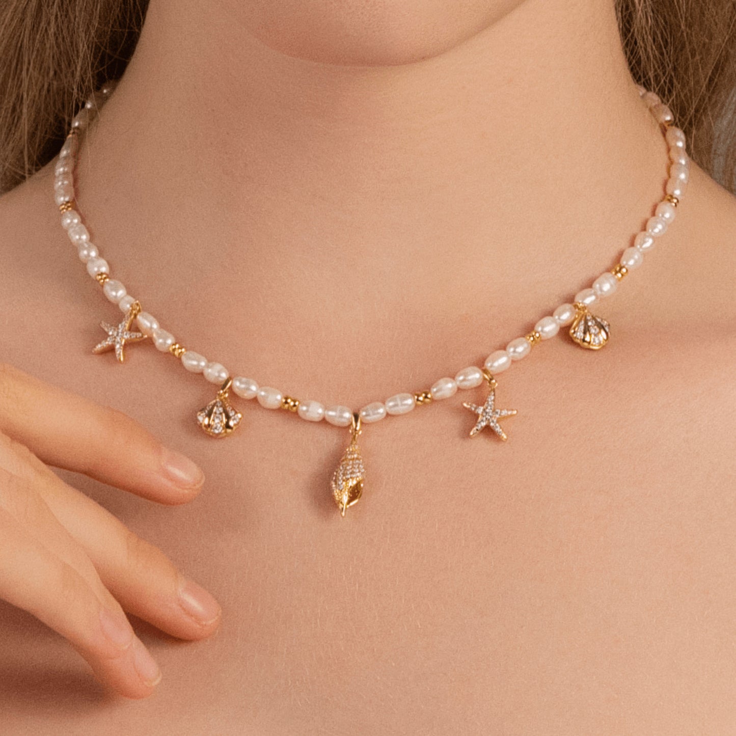 Collar de barra con dije de perla y concha de latón chapado en oro, informal