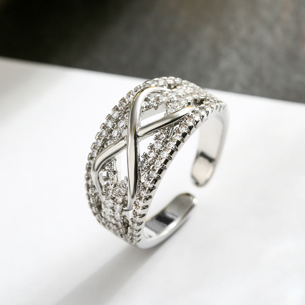 Anillo Abierto Geométrico Minimalista para Mujer Hecho de Latón con Baño de Oro Real e Incrustaciones de Zirconia