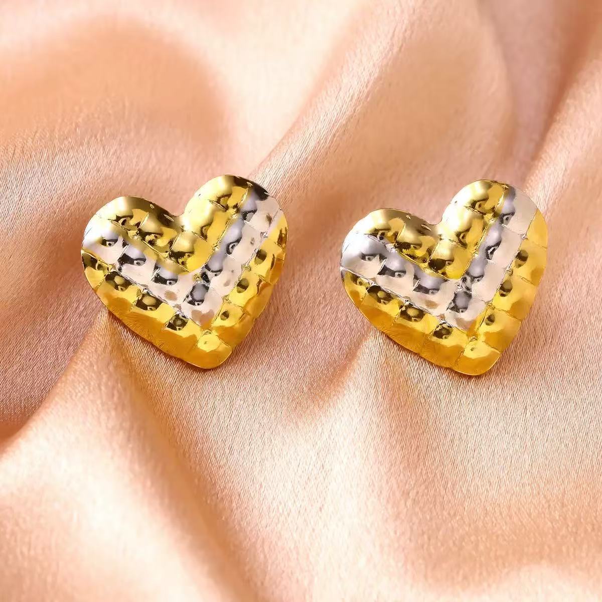 Orecchini a perno in acciaio inossidabile placcato oro con cuore martellato Sweet Streetwear