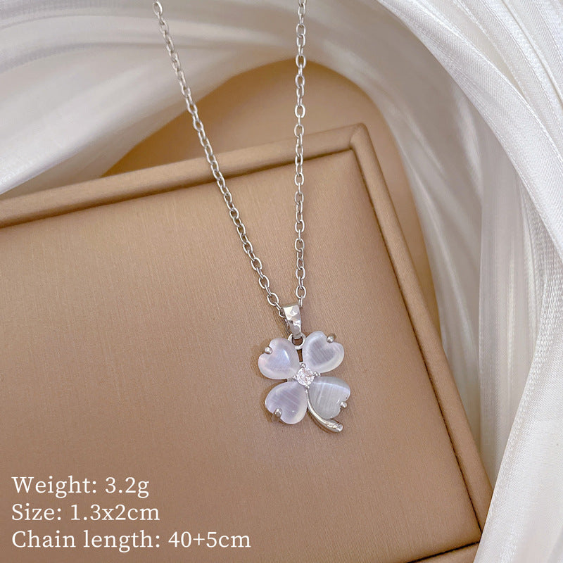 Collar con colgante de trébol estilo dibujos animados para mujer y hombre, de acero de titanio con incrustaciones de diamantes de imitación y delicada cadena para la clavícula