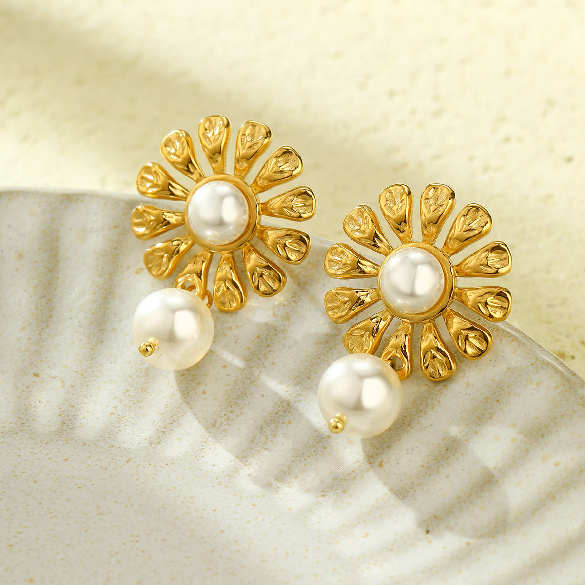 Pendientes de Acero Inoxidable con Flores y Perlas de Lujo Ligero para Mujer con Acabado Chapado, Joyas Cotidianas Modernas y Versátiles