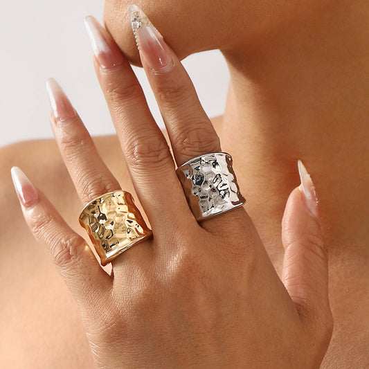 Anello geometrico irregolare aperto da donna in lega con finitura galvanica