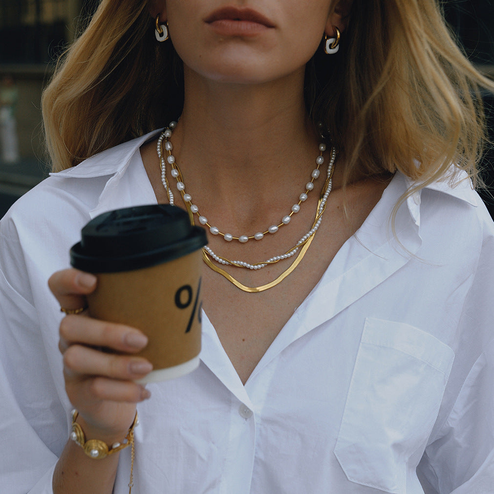 Collar de Acero Inoxidable con Colgante Geométrico de Acero Titanio y Acentos de Perlas Simuladas, Cadena Electrochapada para Mujer