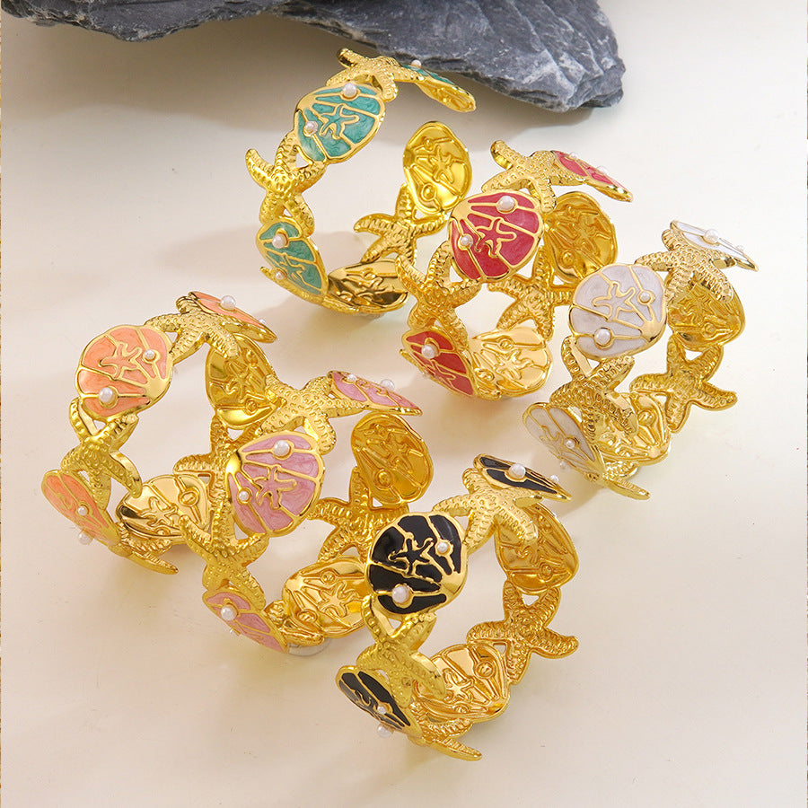 Bracciale rigido aperto a C in acciaio inossidabile con perle, conchiglie, stelle marine e gocce d'olio, stile minimalista