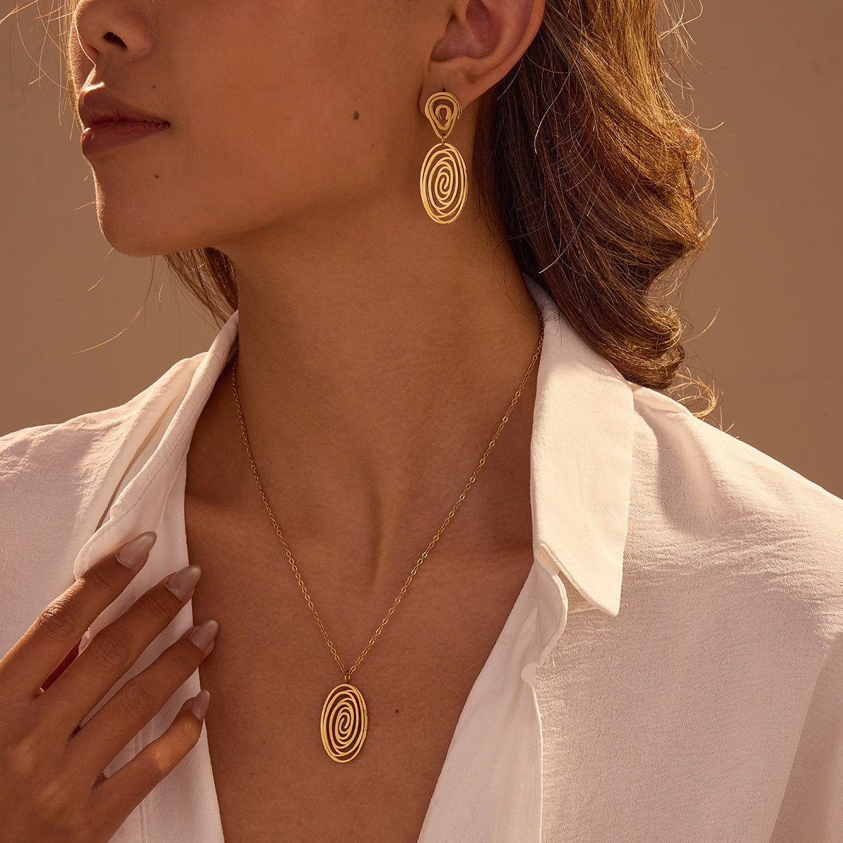Conjunto de collar y pendientes de espiral geométrica hueca de moda en acero inoxidable con chapado en oro de 18 quilates para mujer