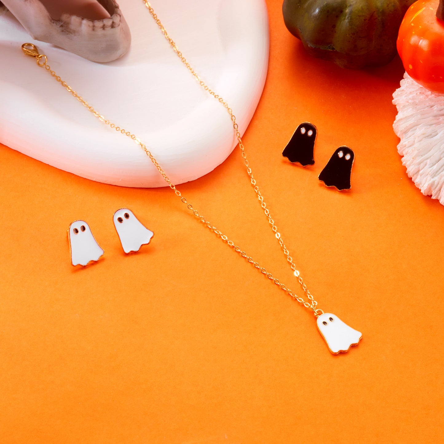 Collana con ciondolo fantasma di Halloween giocoso da donna, accessorio di moda minimalista in lega galvanizzata con design bianco e nero