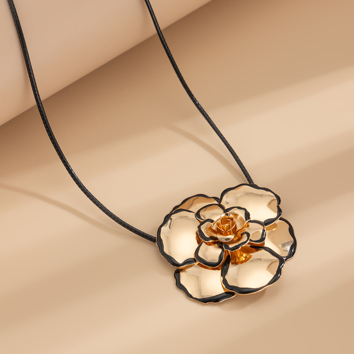 Luxury Elegant Floral Drip Oil Plated Iron Pendant Necklace for Women