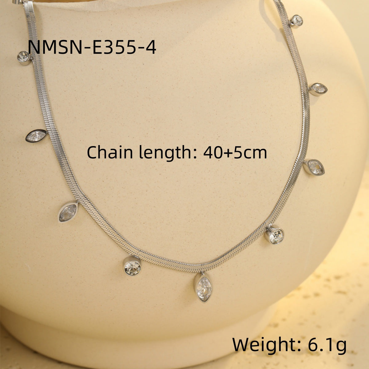 Collar de moda de acero inoxidable con colgante geométrico, acabado chapado y detalle de circonita de colores para mujer