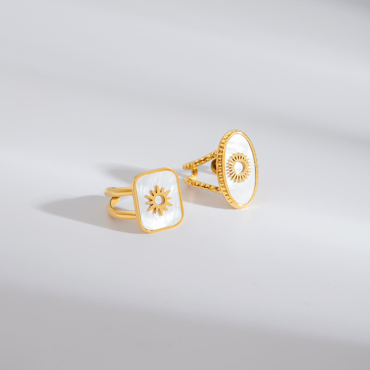 Anello Fiore Eterno Geometrico in Acciaio al Titanio con Finitura Galvanica per Donna, Accessorio Moda Minimalista di Lusso