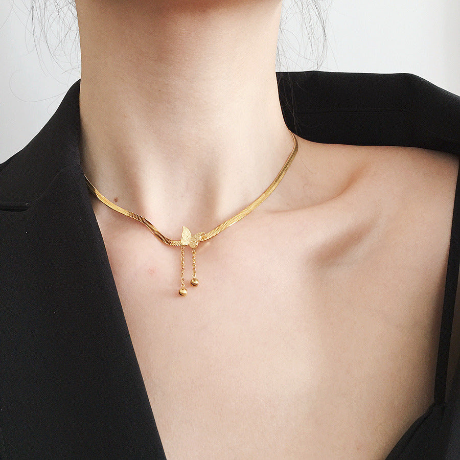 Collar unisex de cadena de serpiente con colgante de mariposa de acero titanio chapado en oro de 18K y estilo de moda