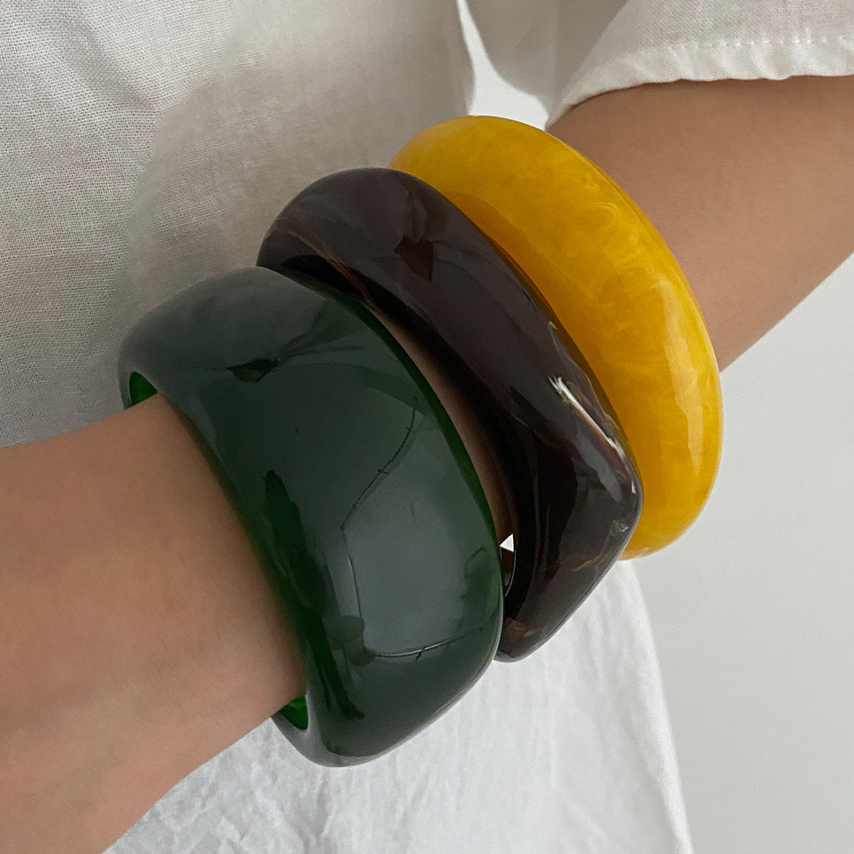 Bracciale a Polsino Largo Geometrico Minimalista in Resina con Finitura Artigianale da Donna