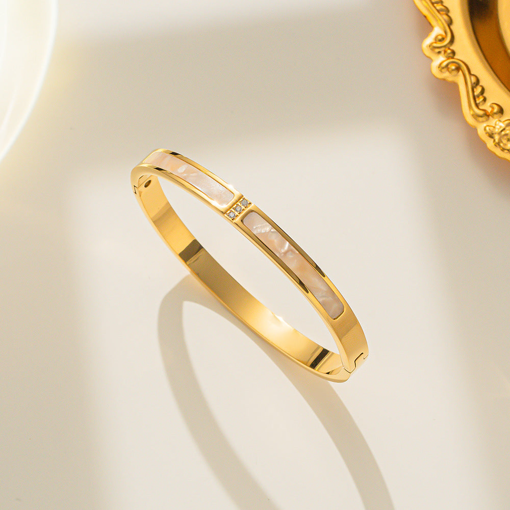 Bracciale Minimalista in Acciaio al Titanio Placcato Oro Rosa con Intarsi in Madreperla Bianca e Tre Strass