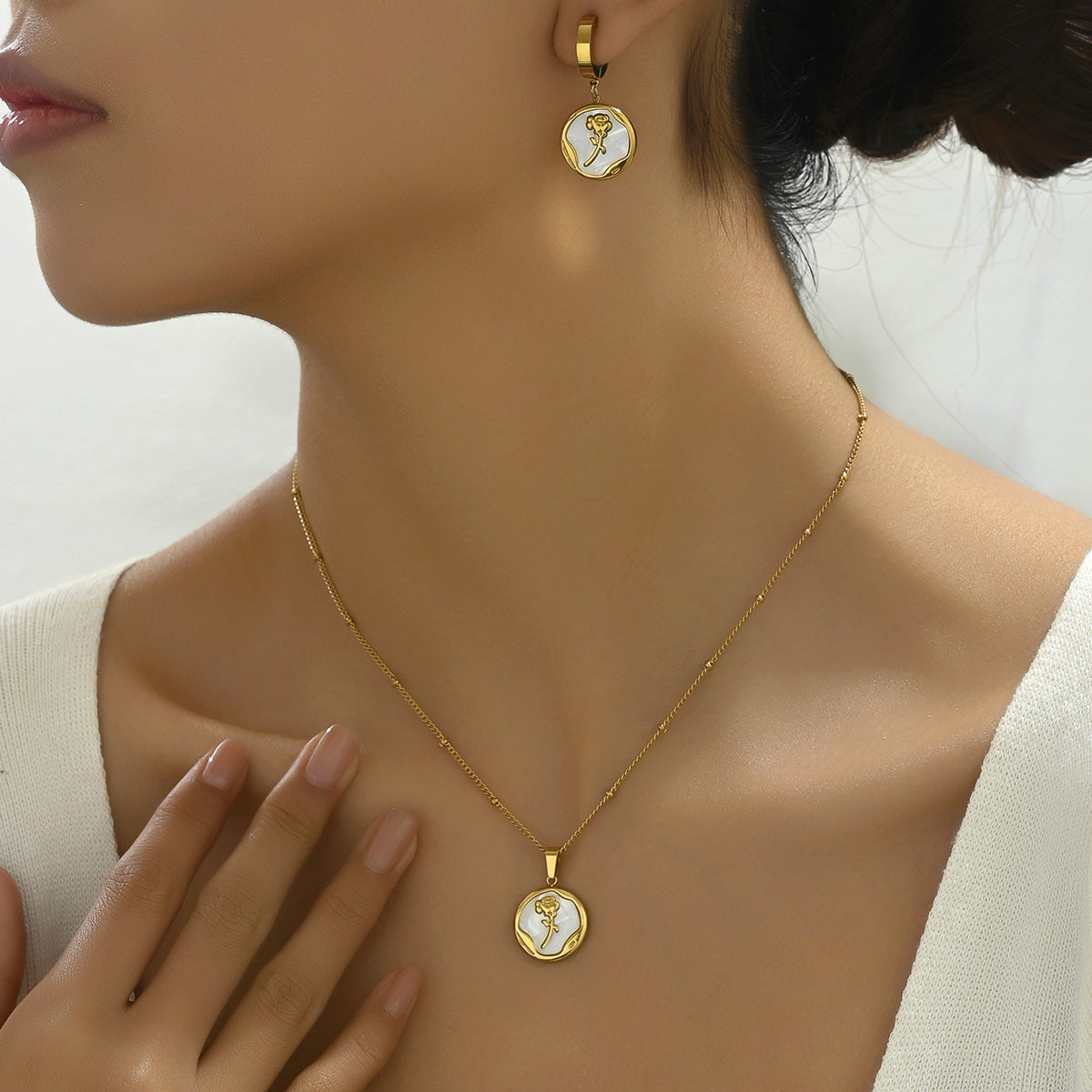 Set di Collana e Orecchini da Donna con Fiore di Rosa, Perla e Madreperla, Base in Rame e Incassatura Micro-Pave