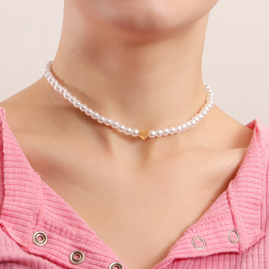 Collar con colgante minimalista de aleación con forma de corazón, detalles de perlas y baño de oro para mujer