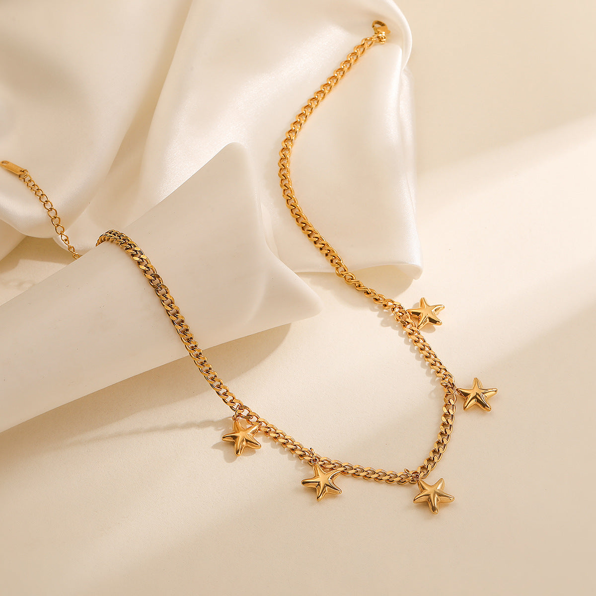 Collana con ciondolo a stella geometrica da donna in acciaio inossidabile placcato oro 18K, design minimalista e alla moda