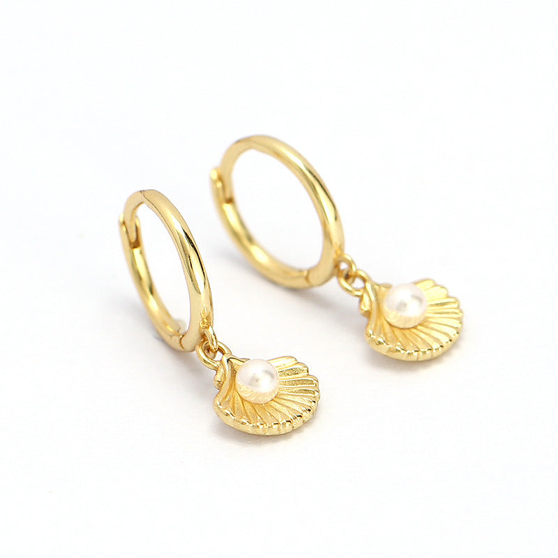 Pendientes minimalistas de perlas de concha para mujer en plata de ley con acabado chapado