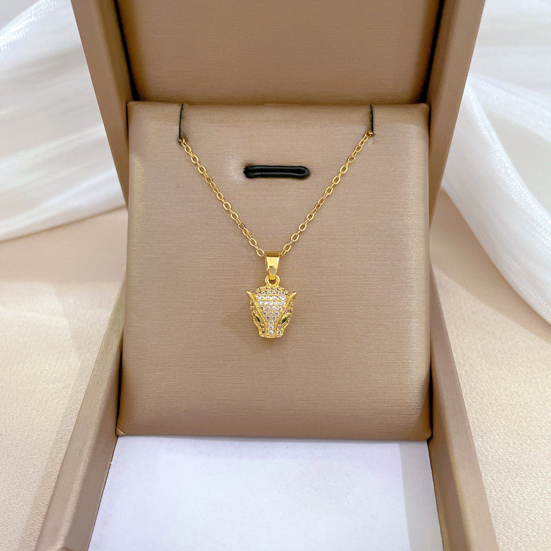 Collana Minimalista con Catena a Labbra in Acciaio al Titanio con Pendente in Rame e Intarsio di Strass