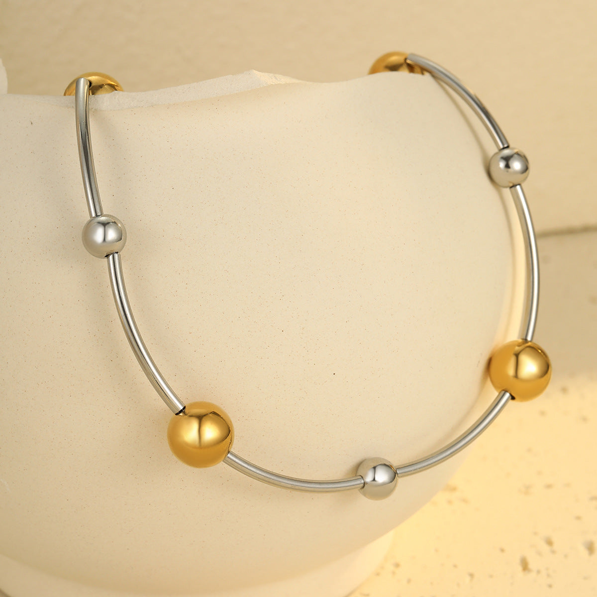 Gargantilla para mujer de moda chapada en oro de 18 quilates, de acero inoxidable, con diseño de cuentas redondas huecas, de dos tonos