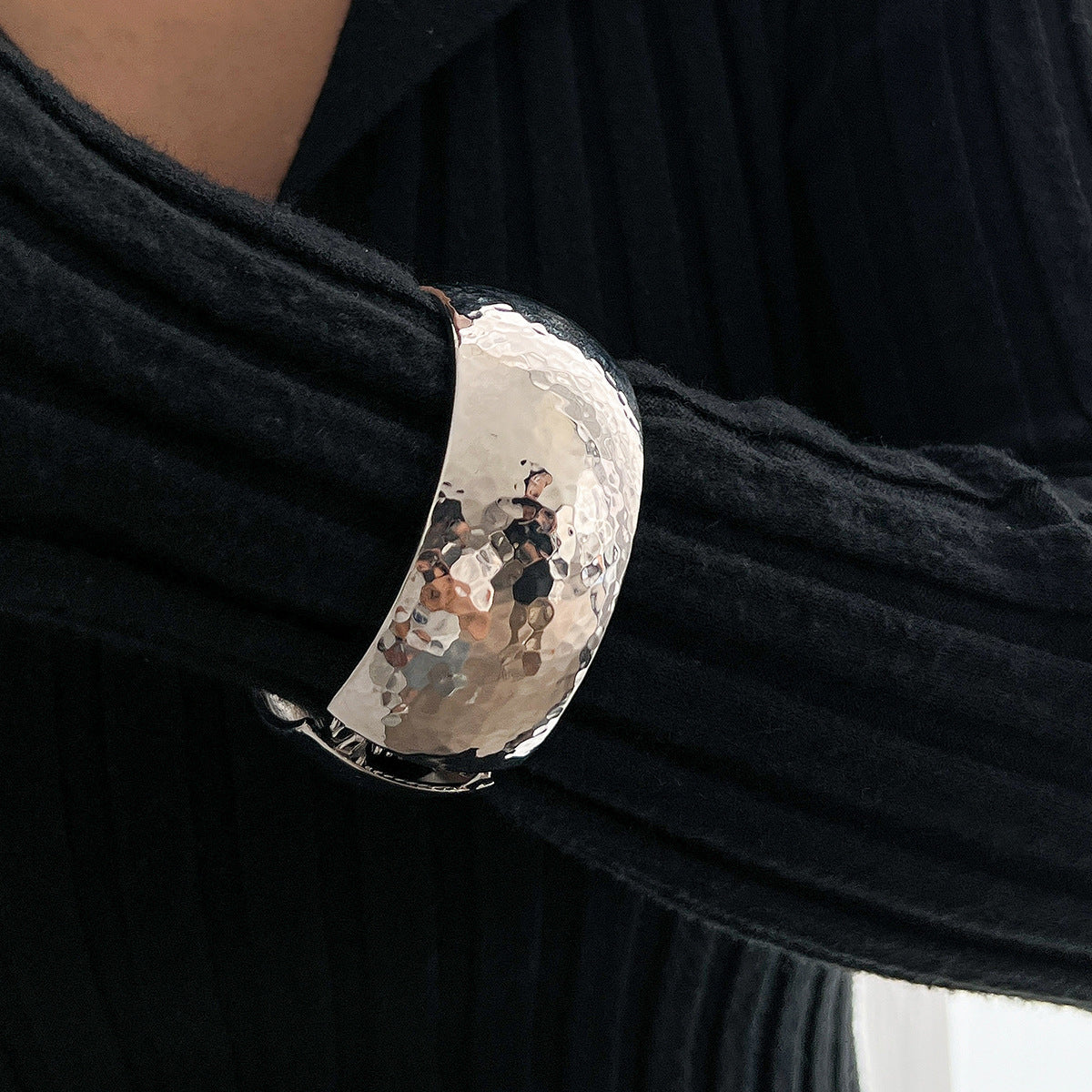 Pulsera Minimalista de Aleación Texturizada Martillada Líquida con Cierre de Resorte y Diseño Circular Asimétrico