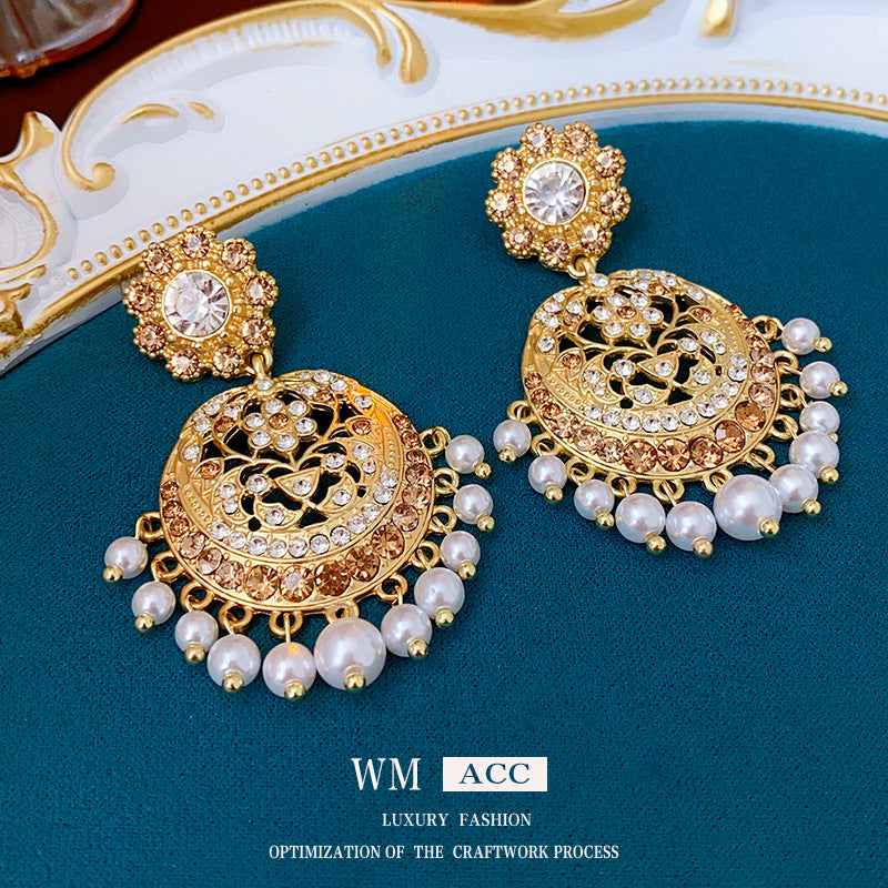 Orecchini a perno vintage geometrici in lega con strass e intarsio di perle, design traforato, ganci placcati argento da donna