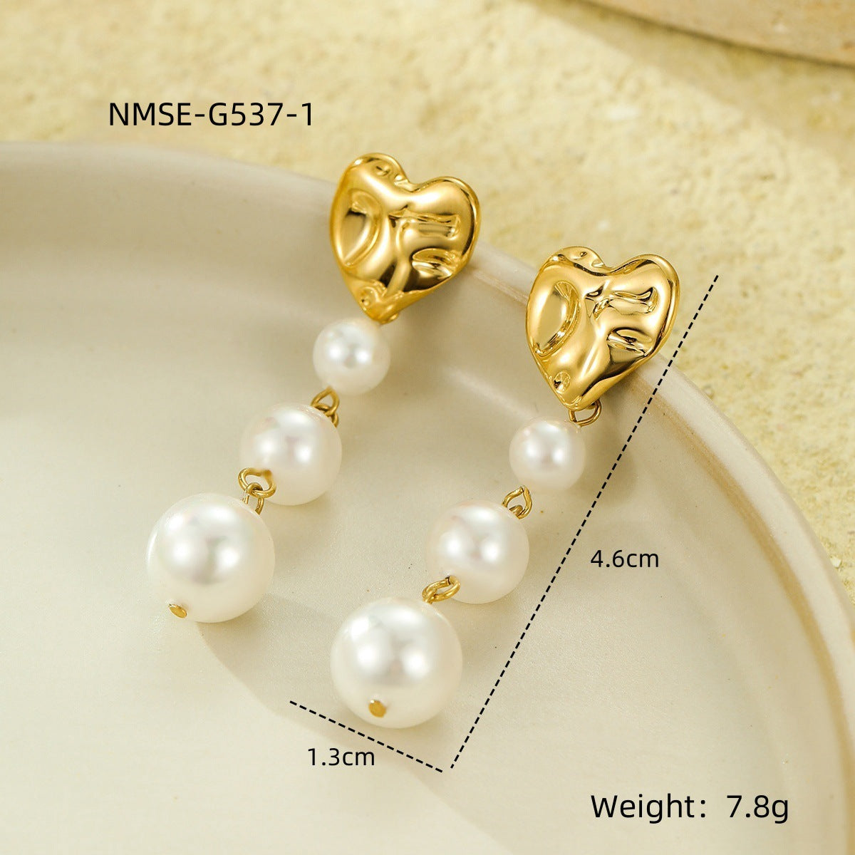 Pendientes colgantes con corazón arrugado de estilo vintage en acero de titanio con chapado en oro de 18 quilates y detalles de perlas