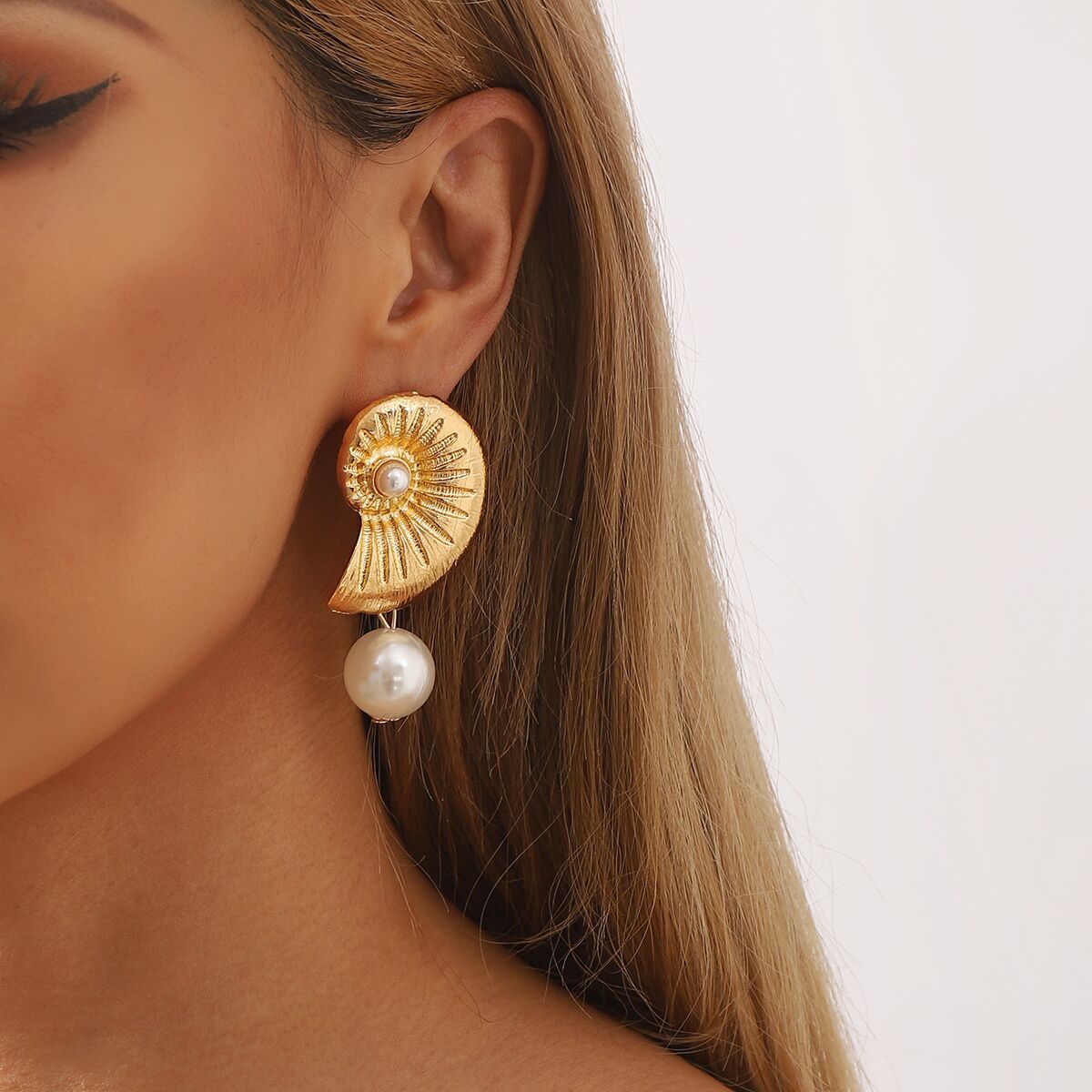 Pendientes Minimalistas de Aleación con Forma de Concha Marina y Detalles de Perlas para Mujer, Joyería Galvanizada para Vacaciones en la Playa