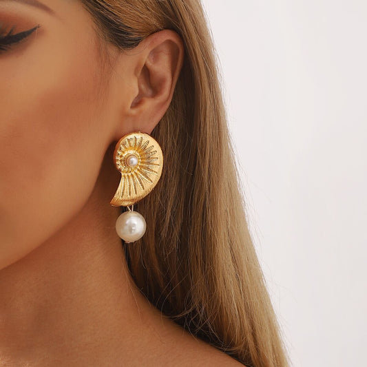 Pendientes Minimalistas de Aleación con Forma de Concha Marina y Detalles de Perlas para Mujer, Joyería Galvanizada para Vacaciones en la Playa