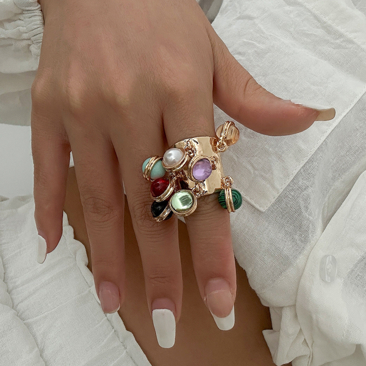 Anello statement bohémien vintage a forma di cuore con perle finte e dettaglio nappa da donna