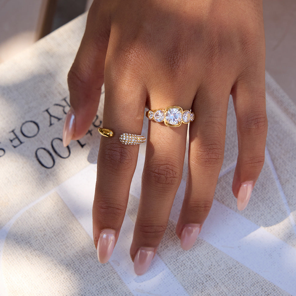 Anello da donna in acciaio inossidabile geometrico con accenti di zirconia placcato in oro 18 carati — Anello di lusso minimalista di tendenza
