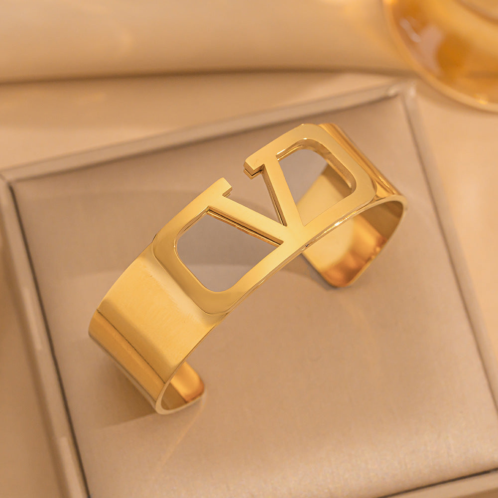 Bracciale regolabile minimalista a forma di C in acciaio al titanio con finitura galvanizzata per pelli sensibili