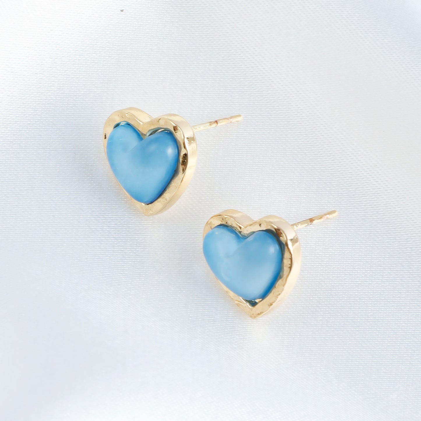 Minimalist Heart-Shaped Electroplated Metal Stud Earrings for Women with Cute and Elegant Aesthetic