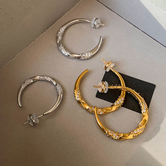 Pendientes de circonita con forma de C geométrica minimalista para mujer con postes de plata chapados en oro y tacto de lujo