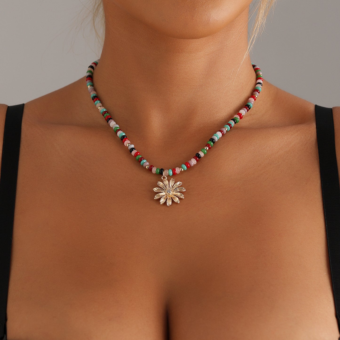 Collar artesanal bohemio floral para mujer con colgante de aleación y acabado chapado, cuentas coloridas y estilo cadena de clavícula