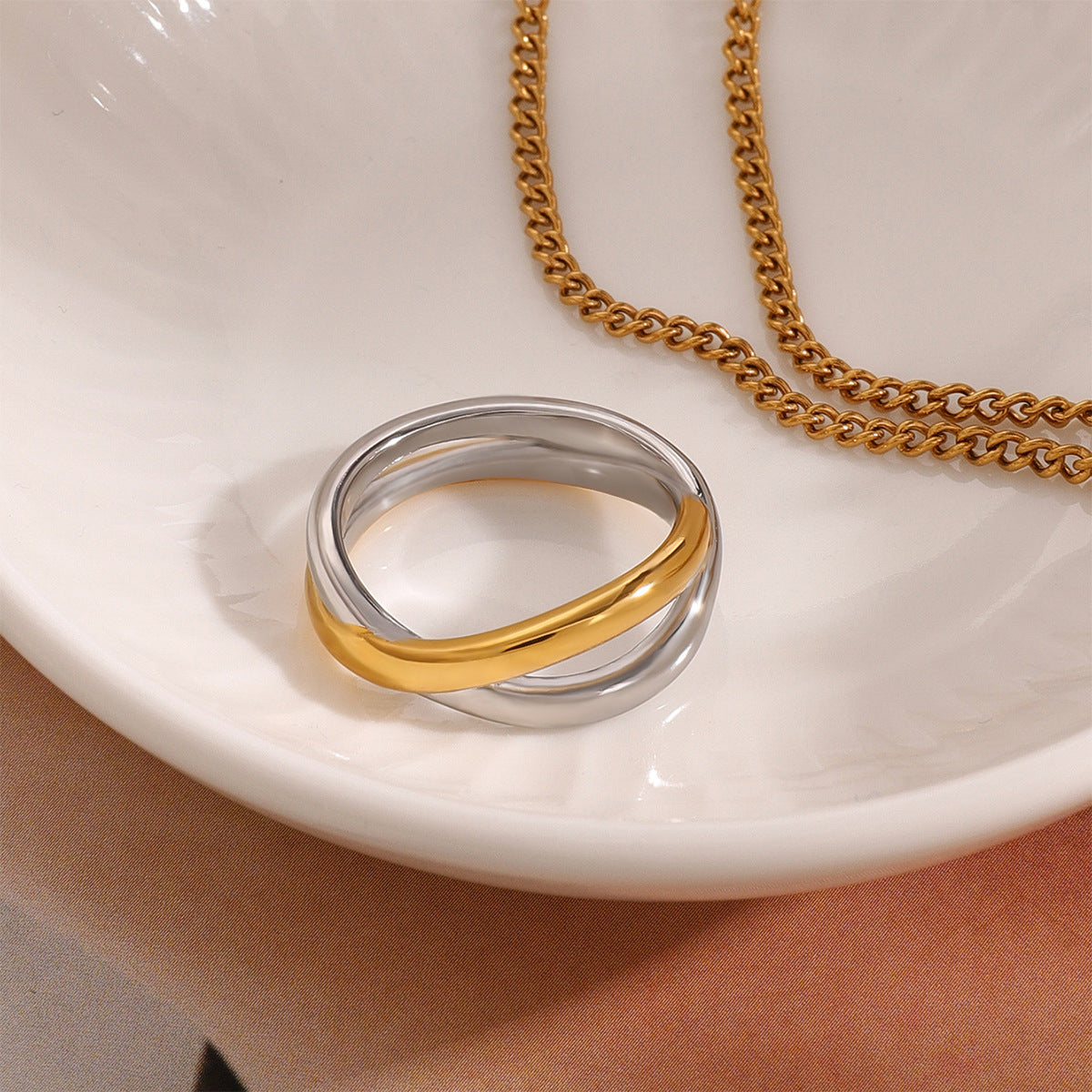 Anillo de Acero Inoxidable Geométrico Minimalista para Mujer con Diseño Cruzado y Estética Premium