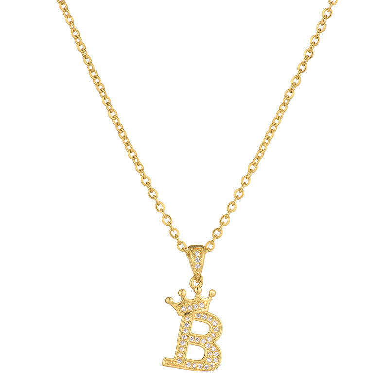Collana da donna in acciaio inossidabile a forma di corona, minimalista, con zirconi cubici micro-pavé e charm a lettera