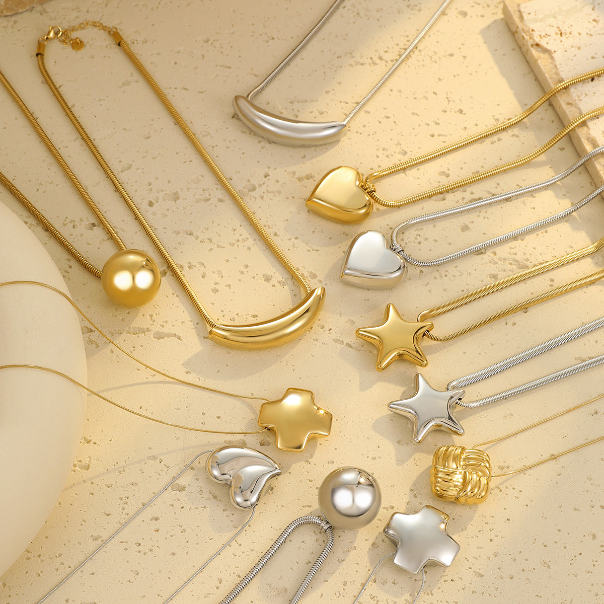 Collana Minimalista da Donna a Catena Snake a Cuore in Acciaio al Titanio con Placcatura in Oro