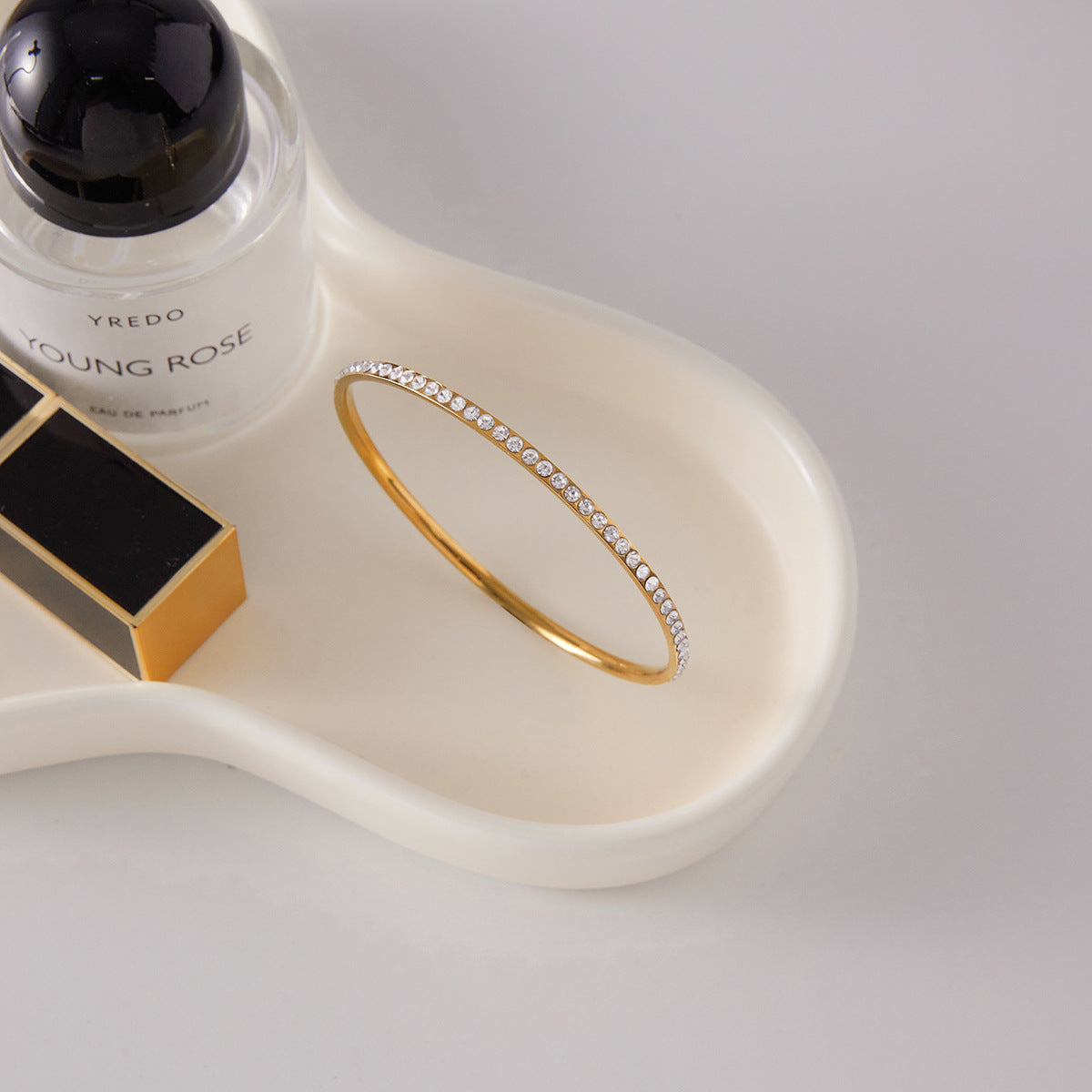 Elegante pulsera geométrica de acero inoxidable para mujer con incrustaciones de pedrería y acabado chapado