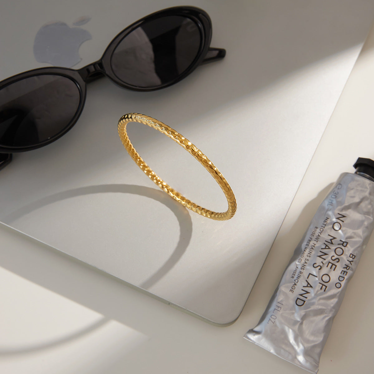 Bracciale Minimalista in Acciaio Inox Titanio con Placcatura in Oro 18K, Design Geometrico Rotondo, Accessorio Moda Leggero di Lusso