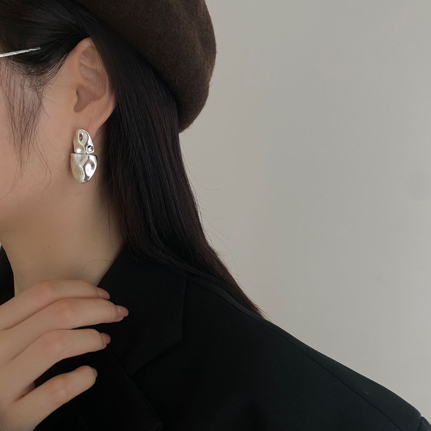 Orecchini minimalisti in argento sterling 925 a forma di goccia asimmetrica con intarsio di perle e nappina