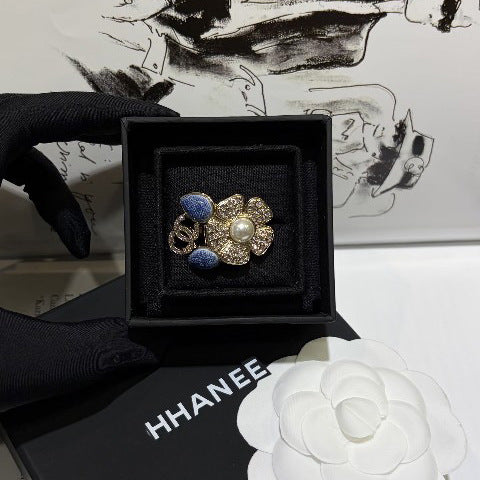 Elegante Anello da Donna in Ottone Placcato Oro con Fiore e Lettera C e Strass di Lusso