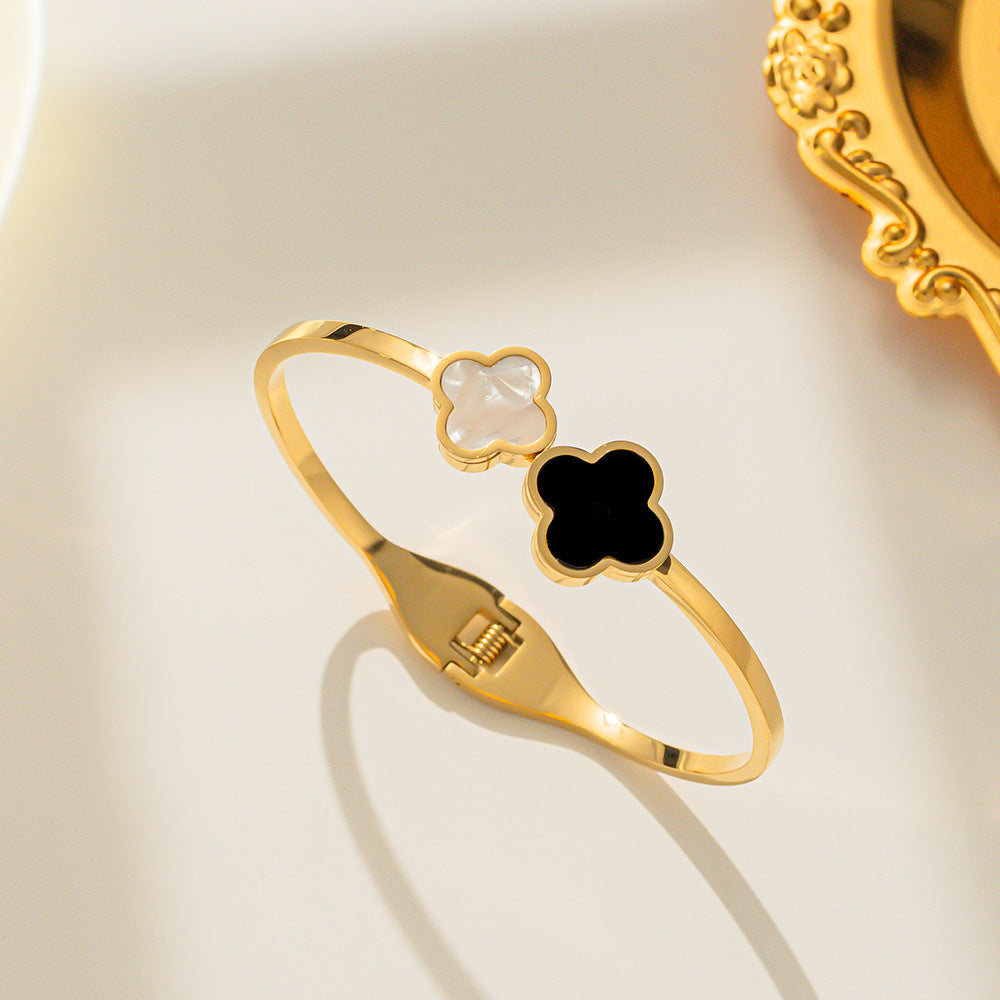 Bracciale da donna in acciaio al titanio placcato oro rosa minimalista con quadrifoglio, ideale come regalo per San Valentino e compleanni