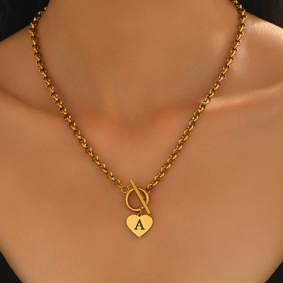 Collar con colgante de corazón minimalista y letra geométrica para mujer en aleación de zinc con acabado galvanizado