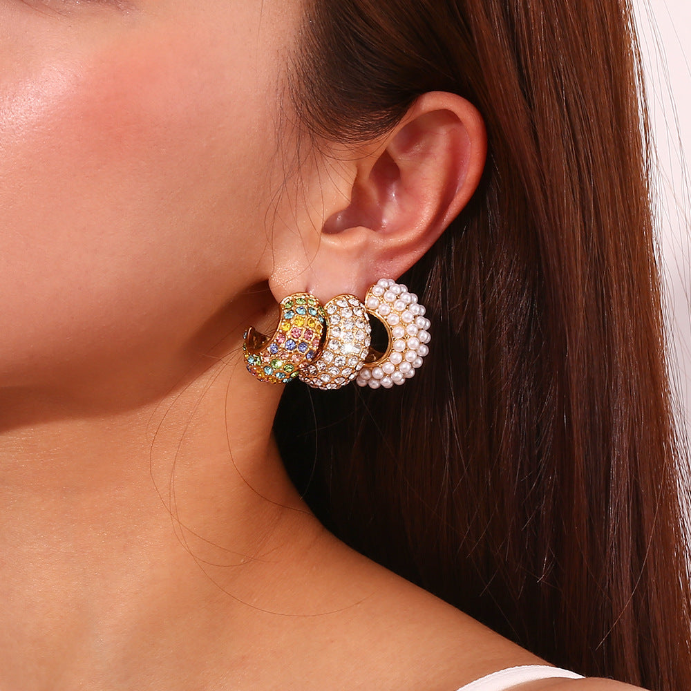 Orecchini a clip geometrici in acciaio inossidabile di tendenza per donna con placcatura in oro 18 carati, strass colorati micro-pavé e dettagli in perle