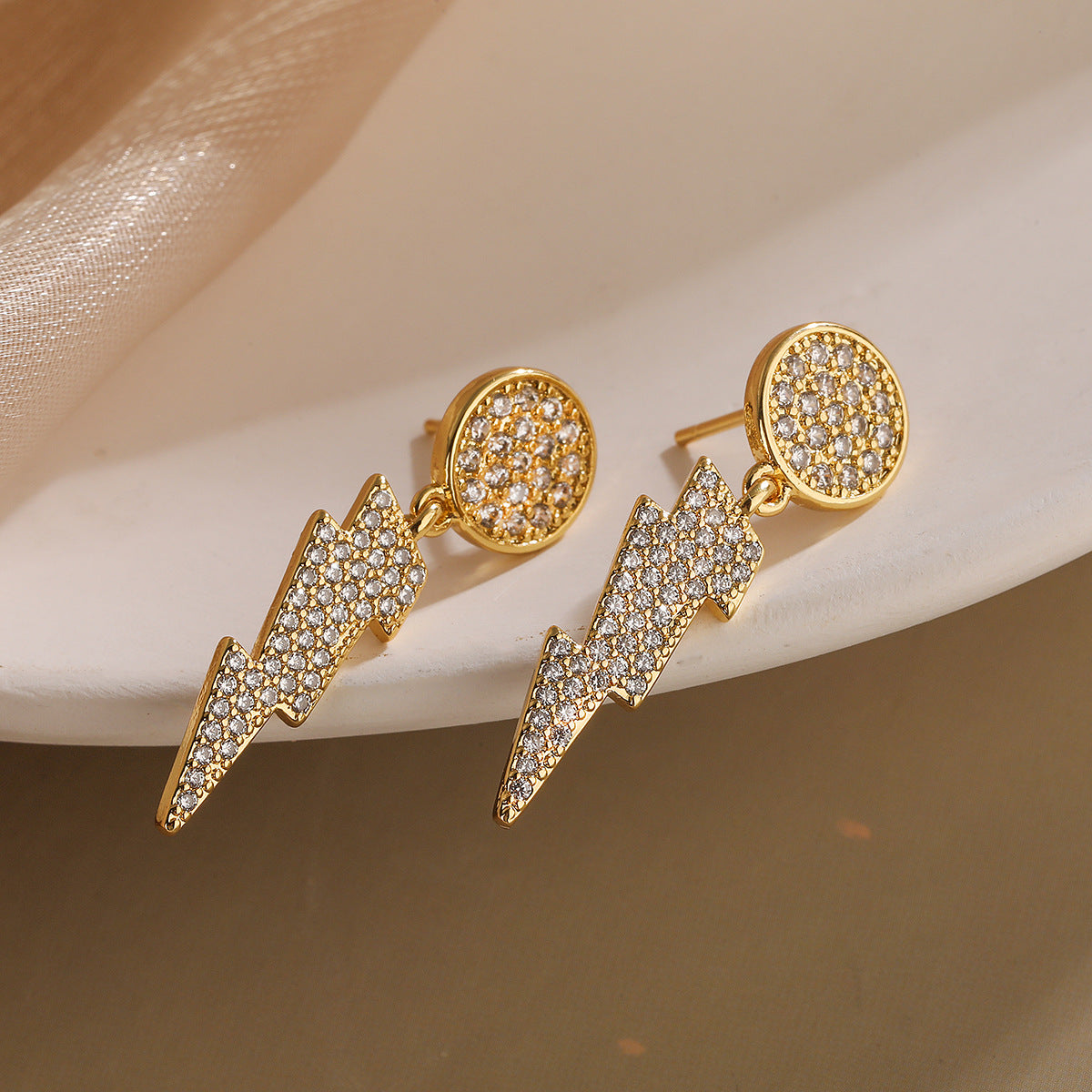 Orecchini a perno a cuore geometrico vintage con fulmine per donna in rame con placcatura in oro 18 carati e intarsio di zirconi