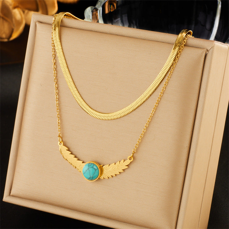 Collar con colgante minimalista de acero inoxidable con forma de corazón, incrustaciones de pedrería y cadena de cuentas de colores