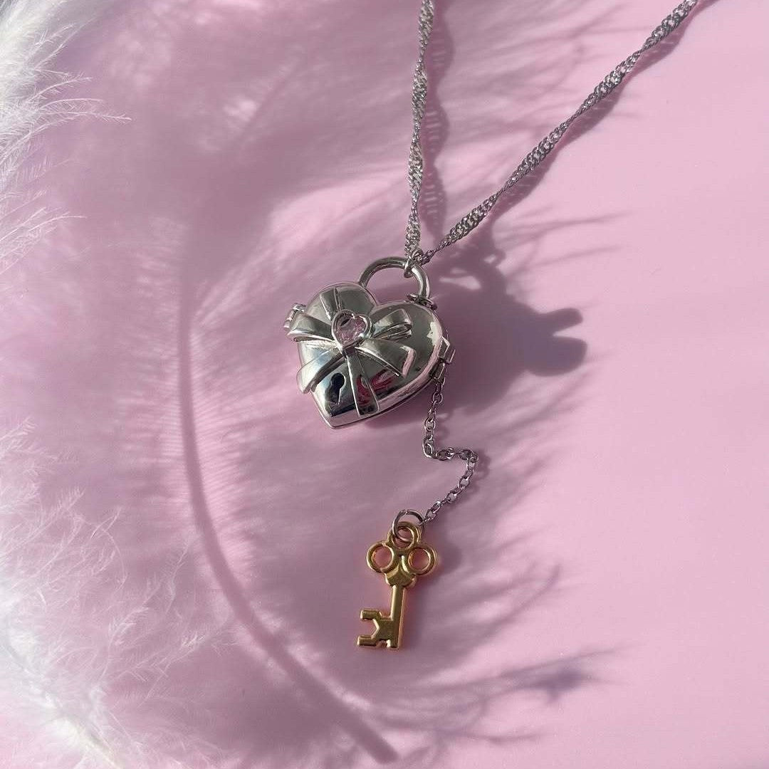 Fashionable Bow-Shaped Pendant Necklace with Gold Plated Copper, Adjustable Toggle Clasp, Butterfly Motif, Unisex Design